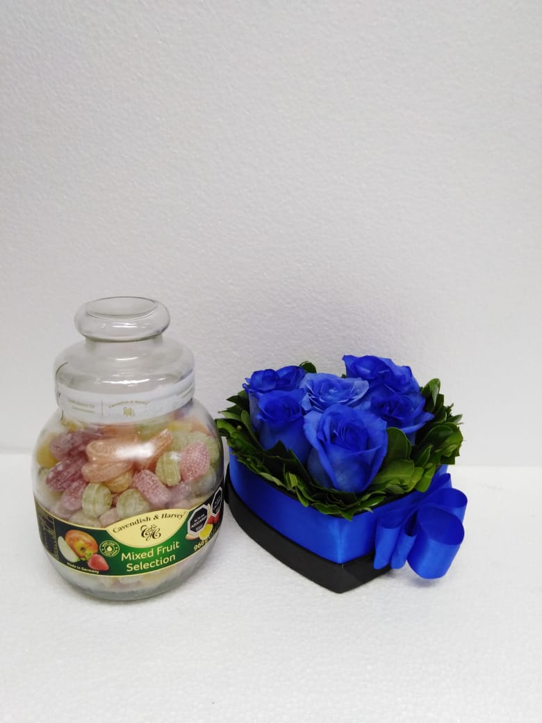 6 Rosas Azules en Caja Corazn y Caramelos Mix de 300 Gramos 